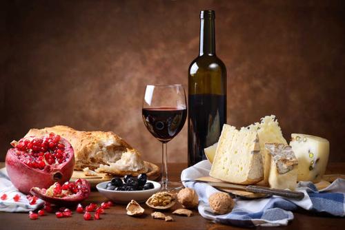 奶酪红酒图片-桌上的葡萄与红酒奶酪素材-高清图片-摄影照片-寻图免费