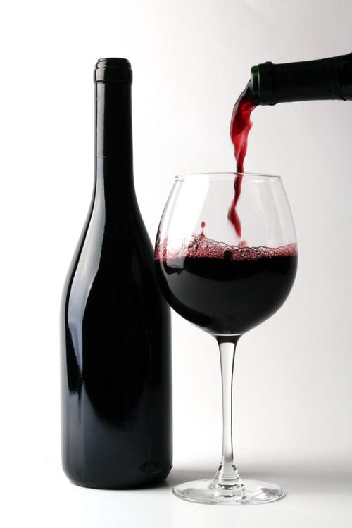 白色背景前的红酒和杯中的酒图片id: 347730